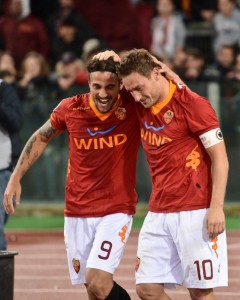 AS Roma's forward Francesco Totti (R) ce