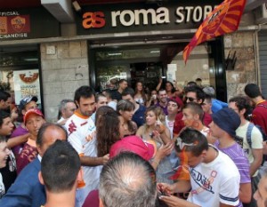 as-roma-store-foto-nuova-maglia-Roma-10-11