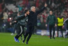 Champions League, ultima giornata tra colpi di scena: Napoli eliminato, Inter e Juve ai play-off, impresa Benfica di Mourinho